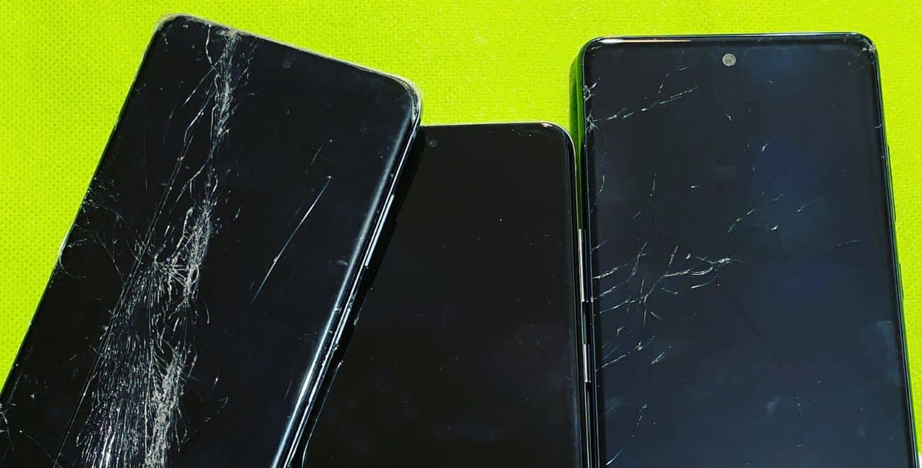 Výměna rozbitého skla displeje na mobilu Samsung a Apple