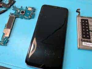 Demontáž rozbitého mobilu Samsung Galaxy S8