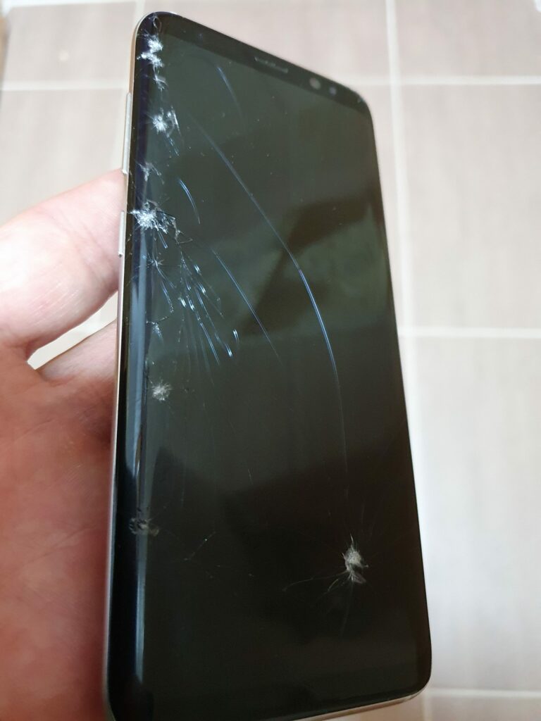 Rozbité sklo displeje na mobilu