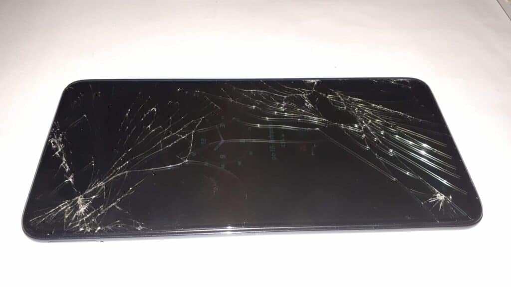 Rozbité sklo na mobilu